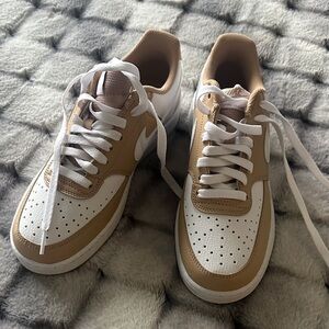 Nike White and Brown/Tan Casual Sneakers